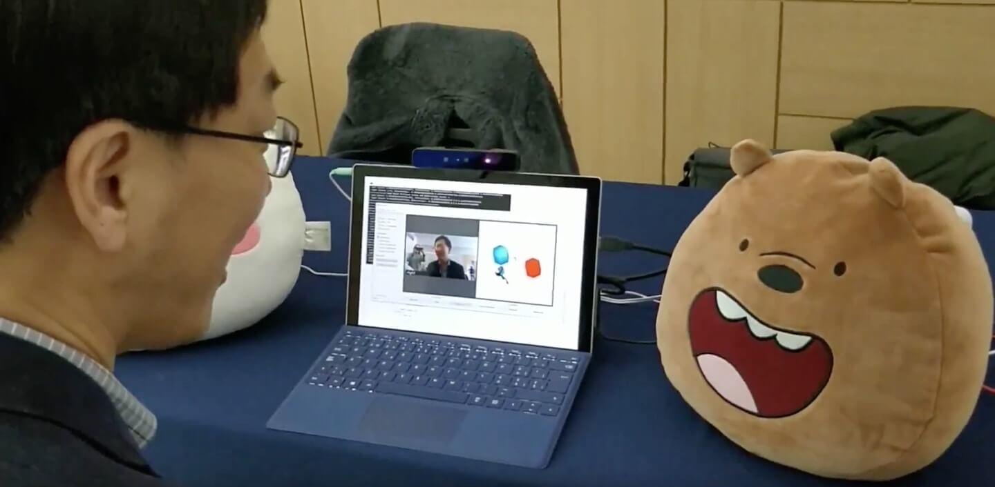 Puheenjohtaja Hri 2019 Koreassa vuorovaikutuksessa harmaakarhun kanssa Eyeware 3D -silmänseurantaohjelmiston kautta