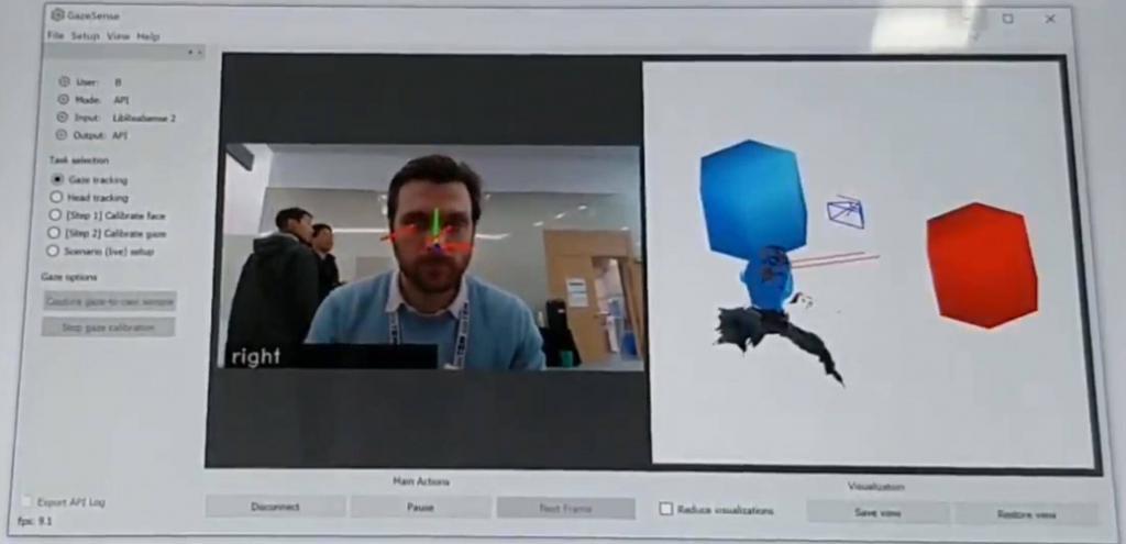 Férfi számítógépen, Eyeware 3D szemkövető szoftvert használ különböző tárgyakkal